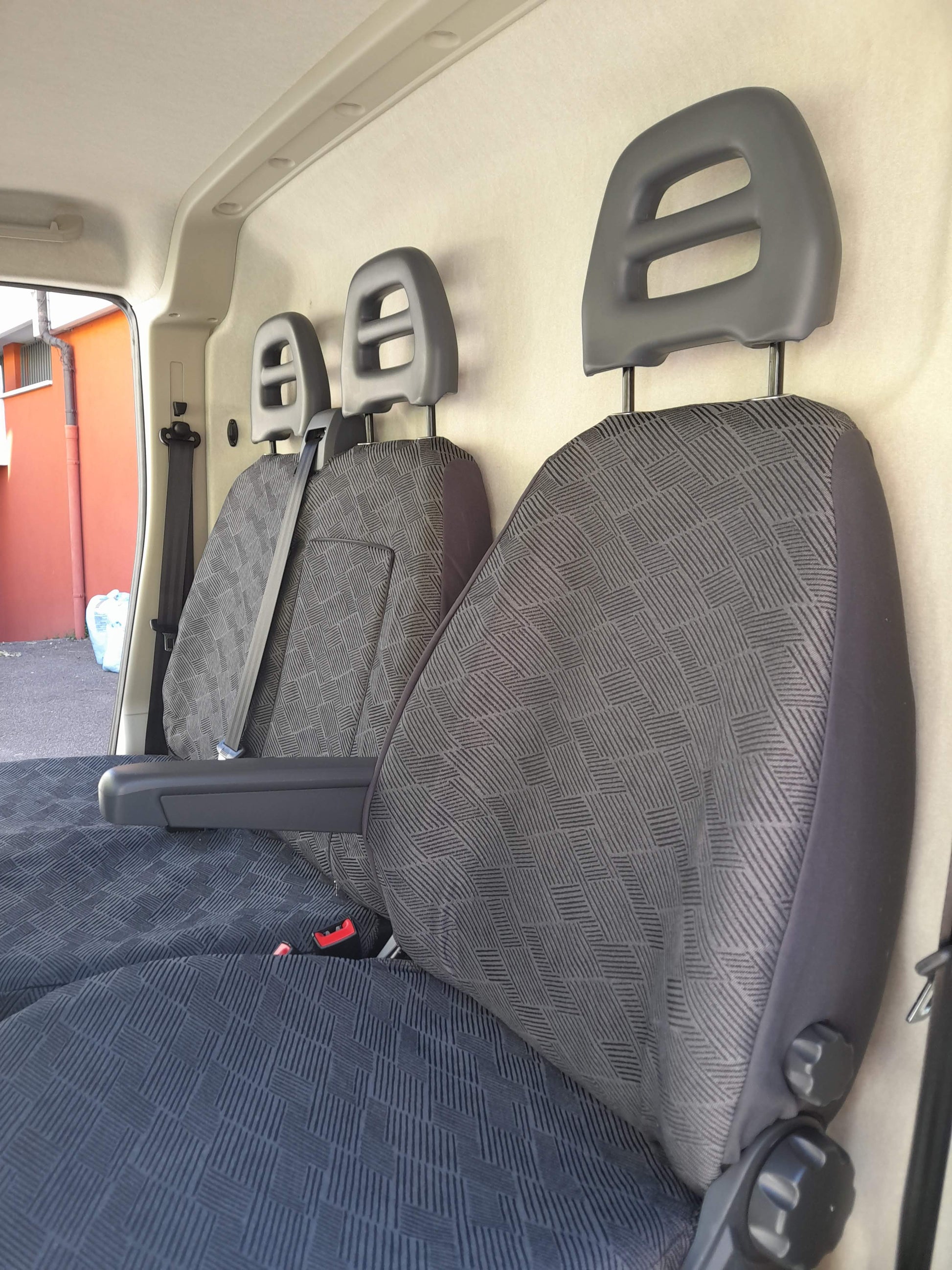 Passgenauer Textil - Sitzbezug für alle Transporter / Nutzfahrzeuge / –  LKW-Baminger